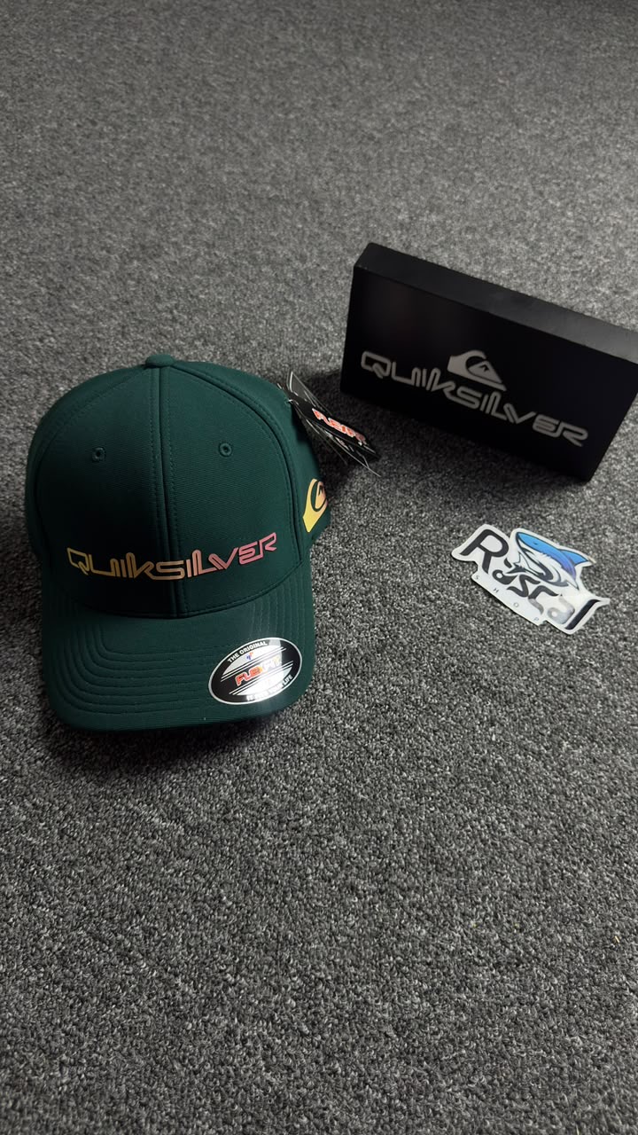 Boné quiksilver letreiro